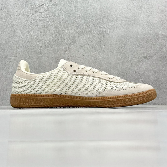 New rubber mesh breathable casual sports shoes have a shoe box