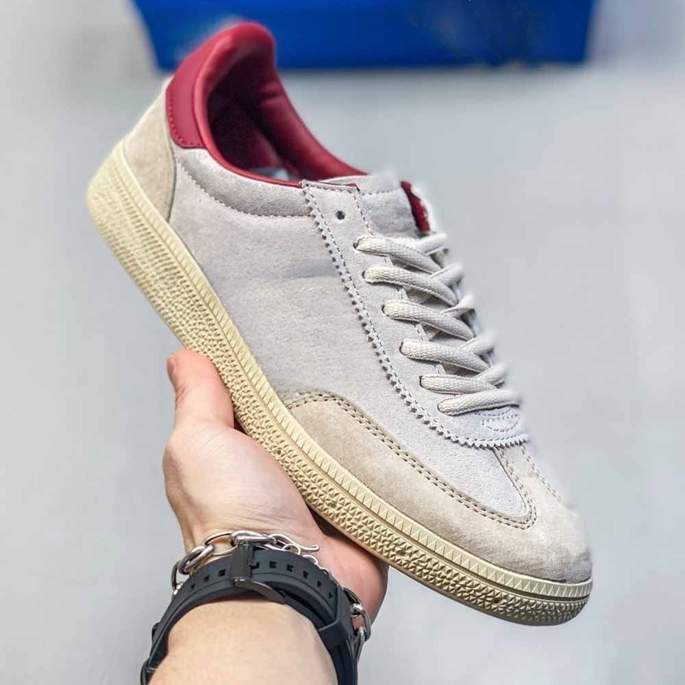 Women's new casual retro sports football shoes have a shoe box