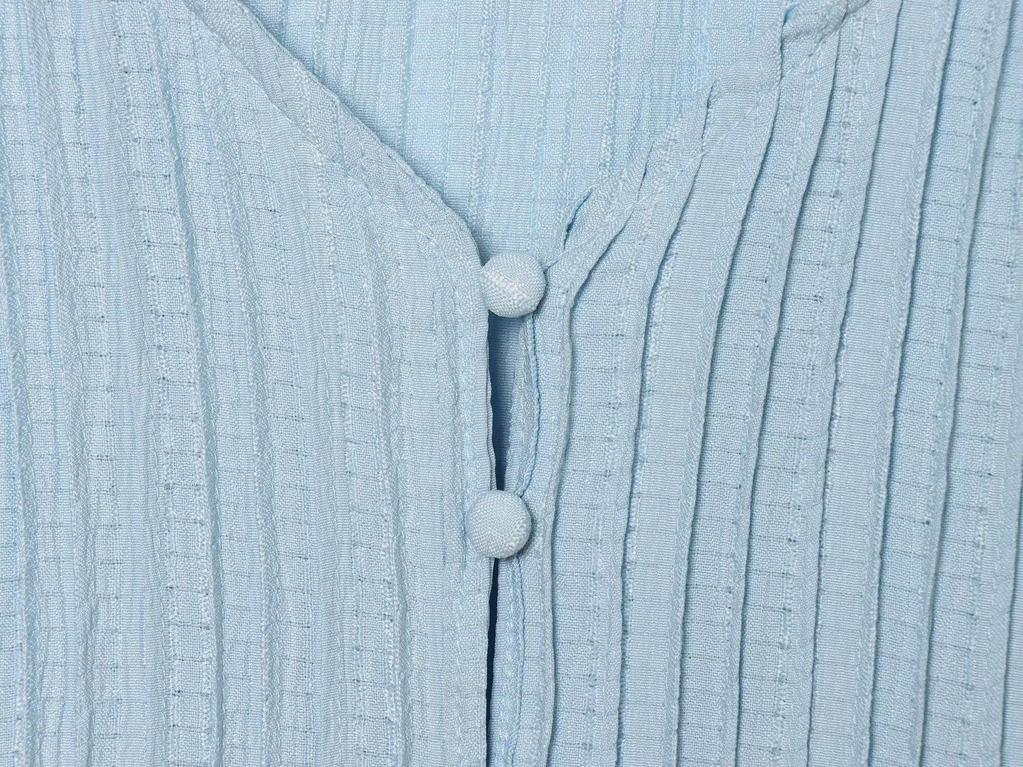 Women's contrasting embroidered V-neck shirt