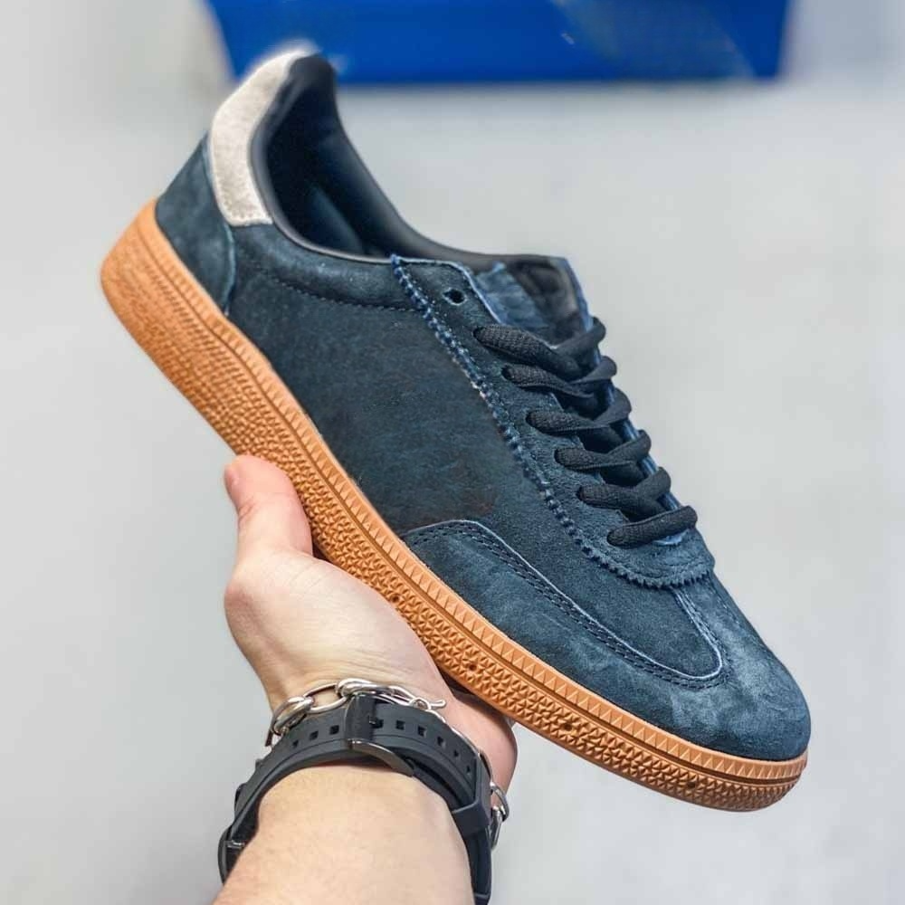 Women's new casual retro sports football shoes have a shoe box
