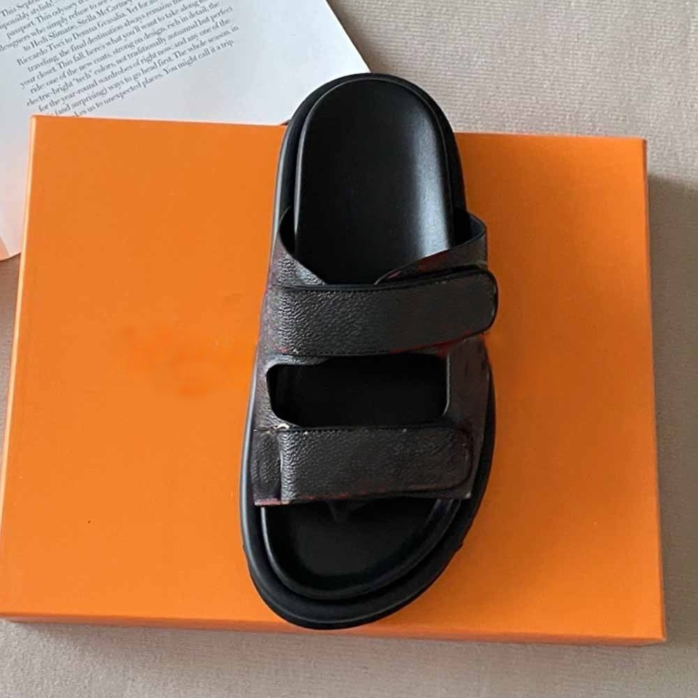 Women's new printed metal buckle platform slippers have a shoe box