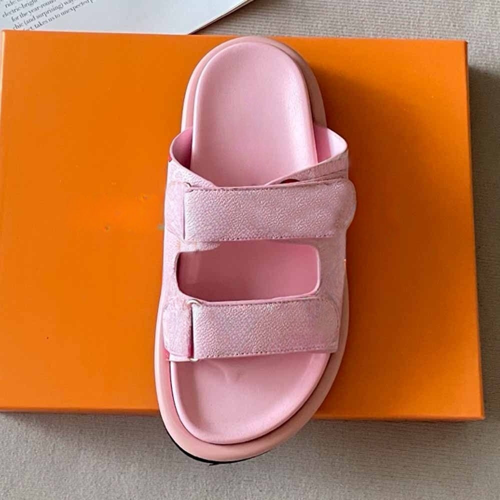 Women's new printed metal buckle platform slippers have a shoe box