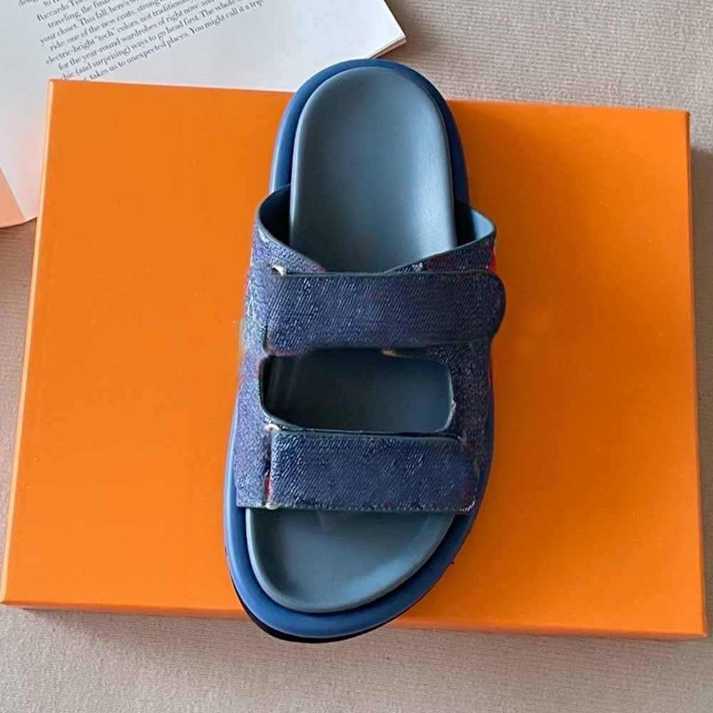 Women's new printed metal buckle platform slippers have a shoe box
