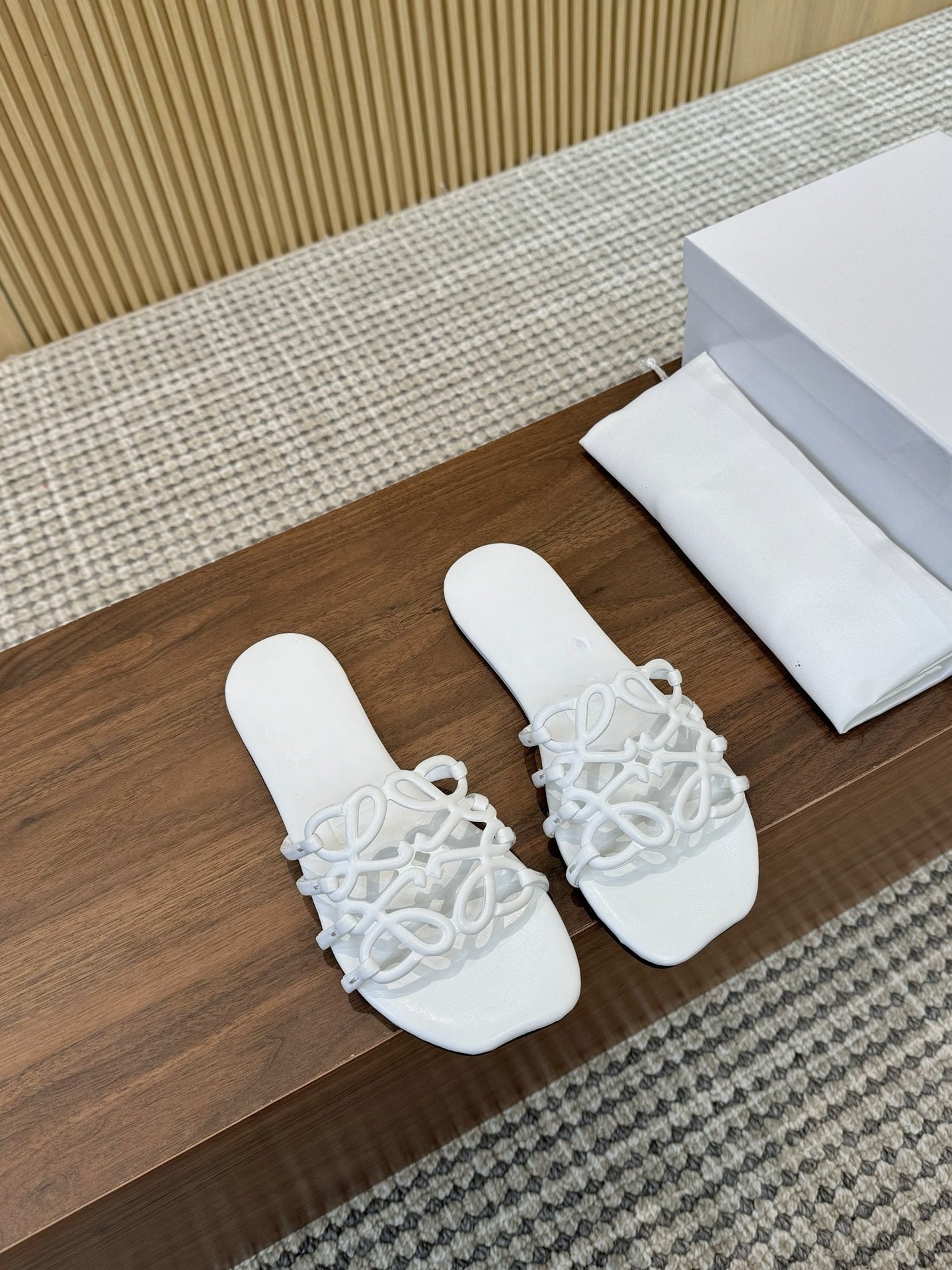 Women's new fashion Joker hollow design thin bottom flat slippers sandals