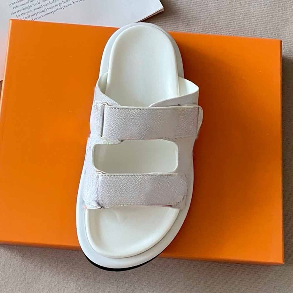 Women's new printed metal buckle platform slippers have a shoe box