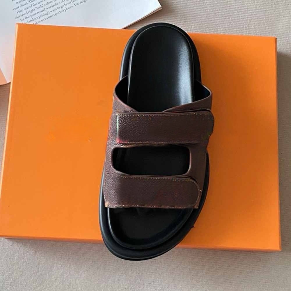 Women's new printed metal buckle platform slippers have a shoe box