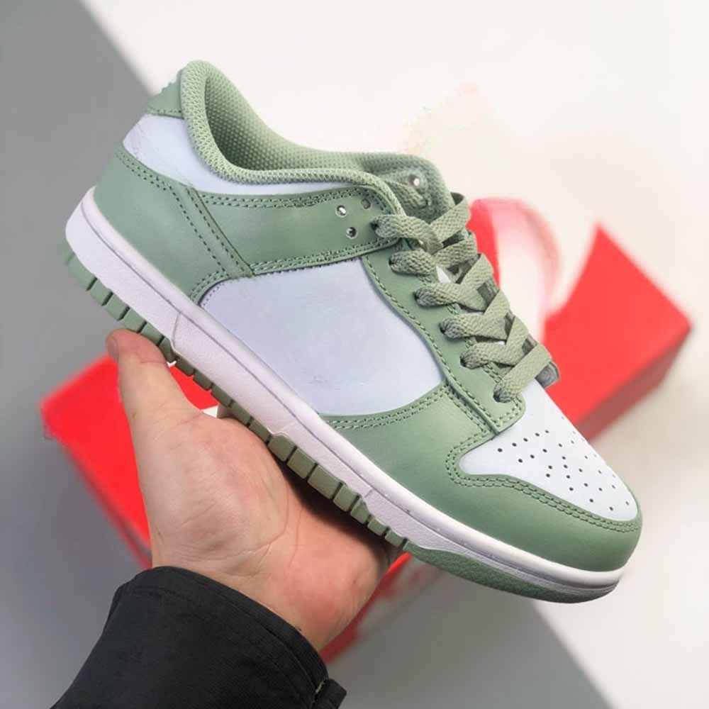 Women's new leisure contrast skateboard shoes have a shoe box