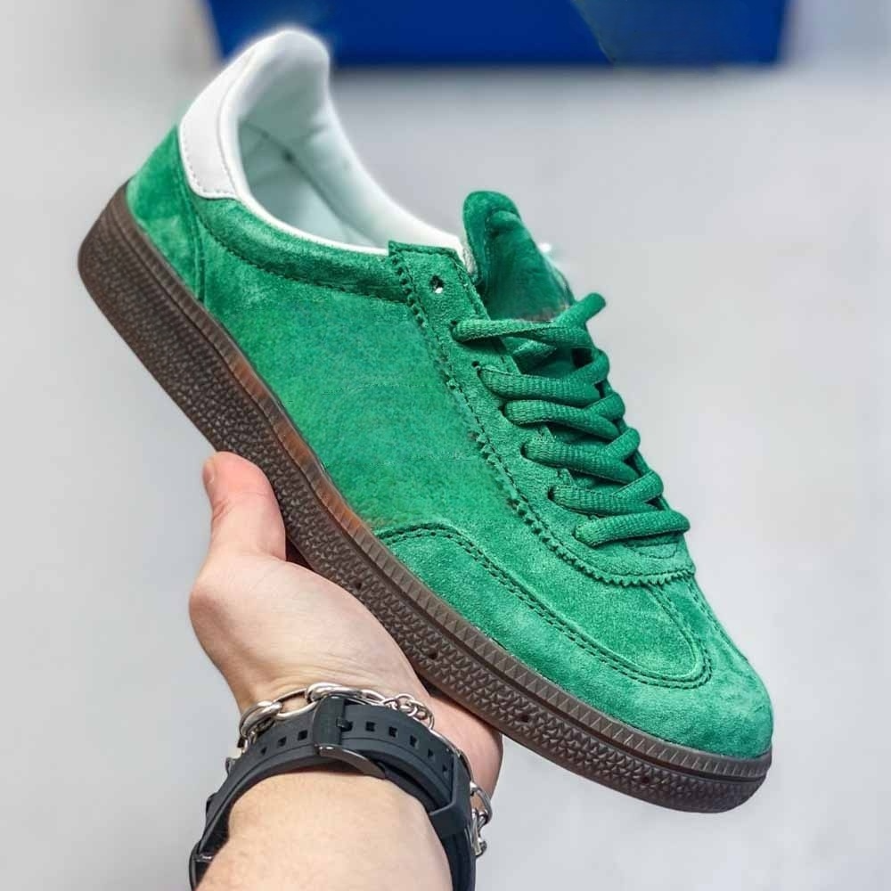 Women's new casual retro sports football shoes have a shoe box