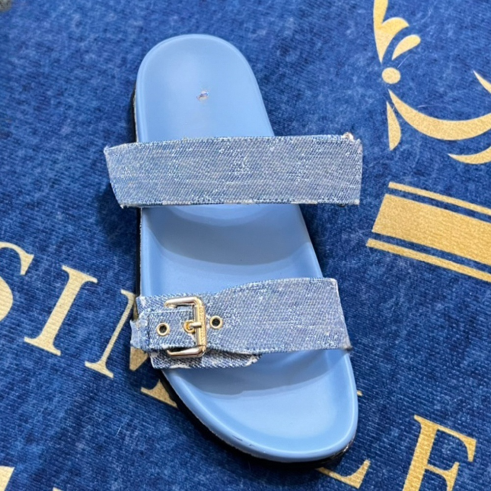 Women's new metal buckle hook and loop sandals have a shoe box